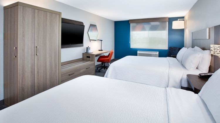 Holiday Inn Express Defiance Room