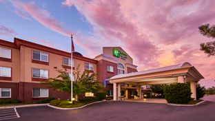 Holiday Inn Express Hotel & Suites