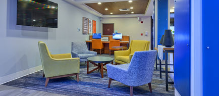 Holiday Inn Express Hotel & Suites Exterior