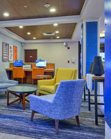 Holiday Inn Express Hotel & Suites