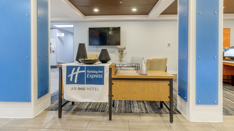 Holiday Inn Express Hotel & Suites Exterior