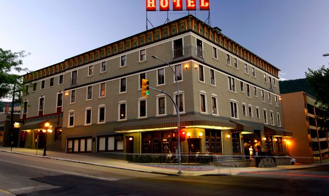 Hume Hotel Exterior
