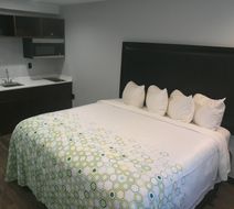 HomeTowne Studios Leesburg Room