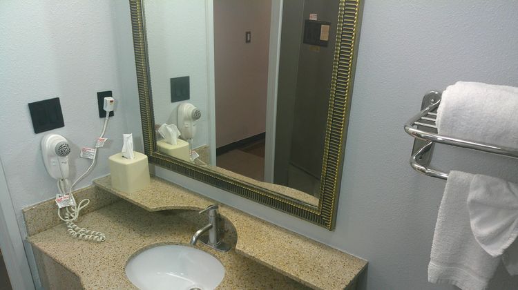 HomeTowne Studios Leesburg Room