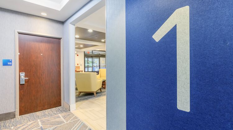 Holiday Inn Express Hotel & Suites Lobby