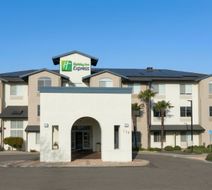 Holiday Inn Express Hotel & Suites Exterior