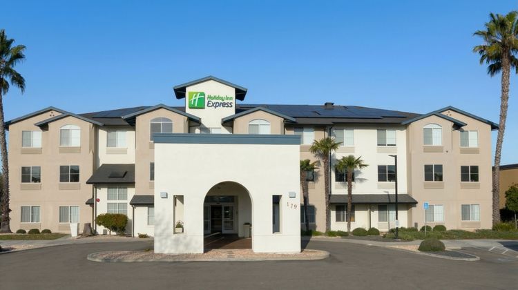 Holiday Inn Express Hotel & Suites Exterior
