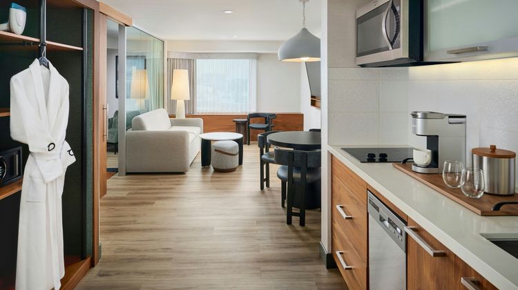 Omage Hotel Montreal/Laval Room