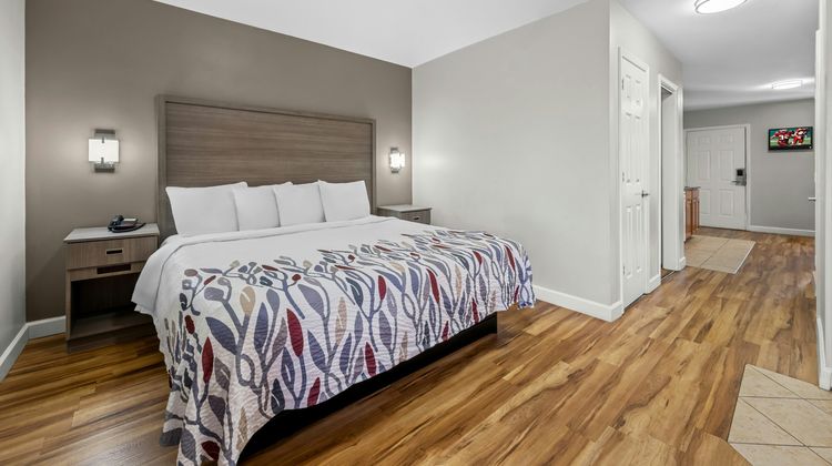 Red Roof Inn & Suites Wilson Suite