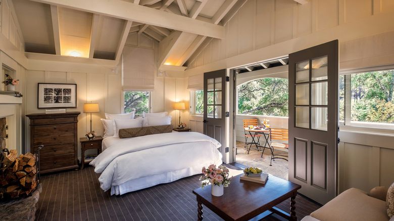 <b>Meadowood Resort Napa Valley Room</b>. Images powered by <a href="https://www.leonardoworldwide.com/" title="Leonardo Worldwide" target="_blank">Leonardo</a>.