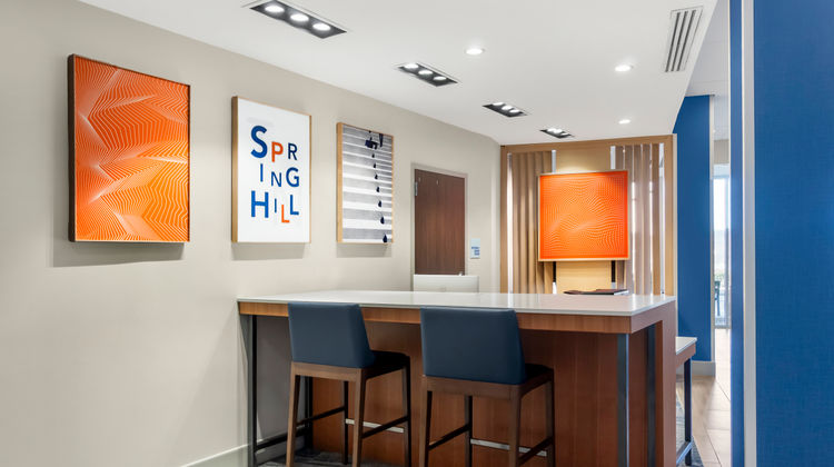 Holiday Inn Express Spring Hill Exterior