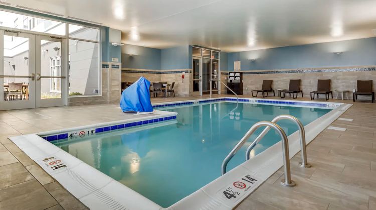 Holiday Inn Express Bettendorf Davenport Pool