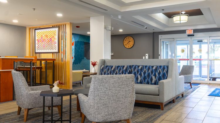 Holiday Inn Express & Suites Lake Zurich Exterior