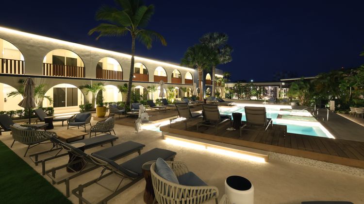 voco Surfside Aruba Pool