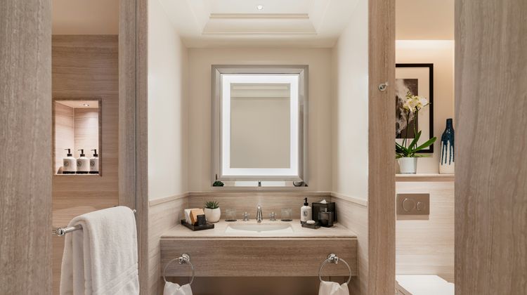 Four Seasons Hotel des Bergues Exterior
