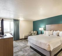 EverSpring Inn & Suites Room