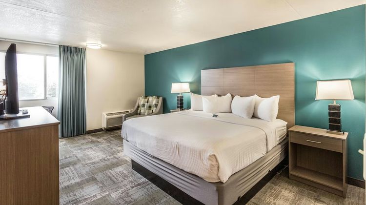 EverSpring Inn & Suites Room