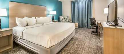 EverSpring Inn & Suites Room