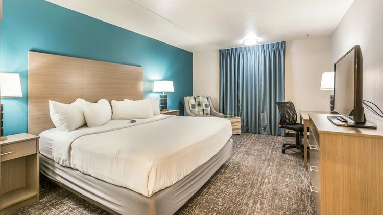 EverSpring Inn & Suites Room