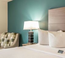 EverSpring Inn & Suites Room
