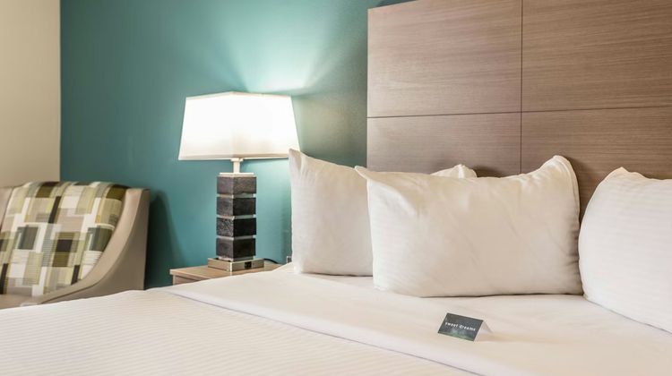 EverSpring Inn & Suites Room