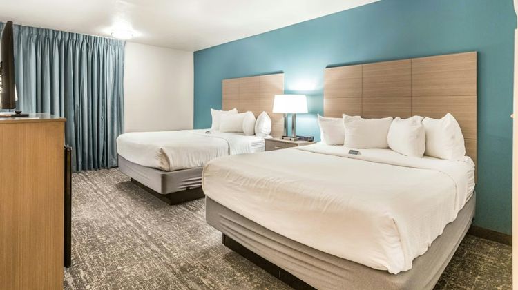 EverSpring Inn & Suites Room