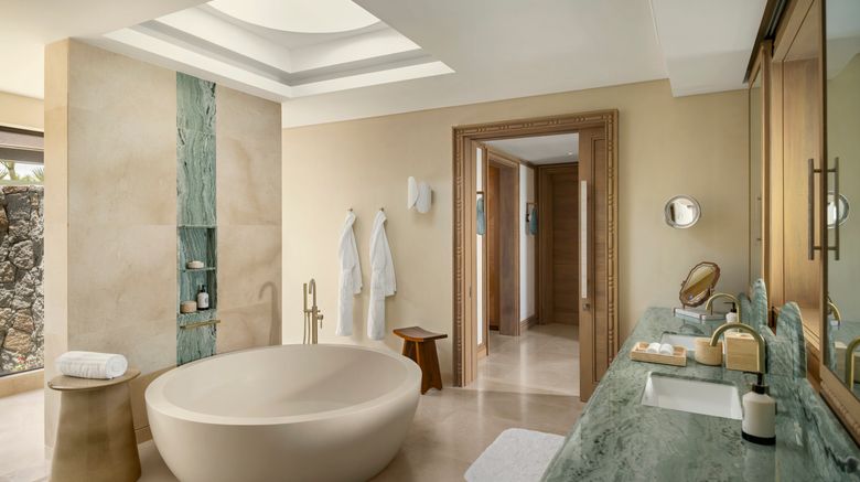 <b>Four Seasons Mauritius at Anahita Room</b>. Images powered by <a href="https://www.leonardoworldwide.com/" title="Leonardo Worldwide" target="_blank">Leonardo</a>.
