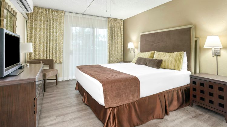 Plantation Hale Suites Room