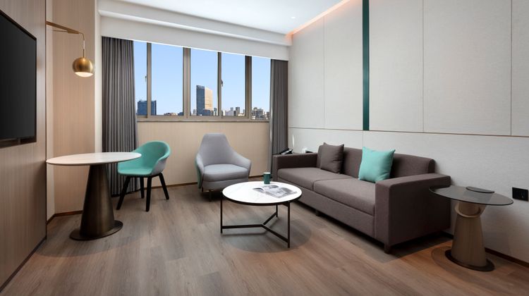 Holiday Inn Express Zhabei Suite