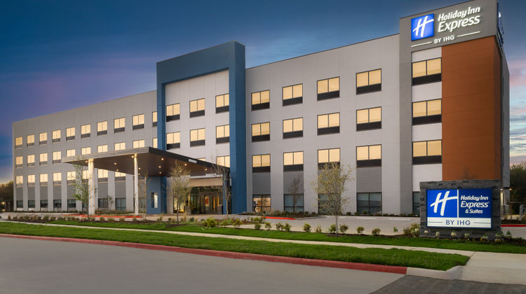 Holiday Inn Exp Suites DFW Arpt Euless Exterior