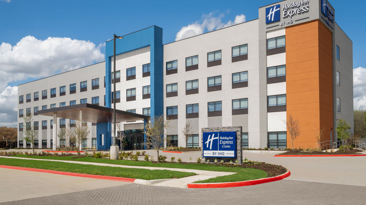 Holiday Inn Exp Suites DFW Arpt Euless Exterior