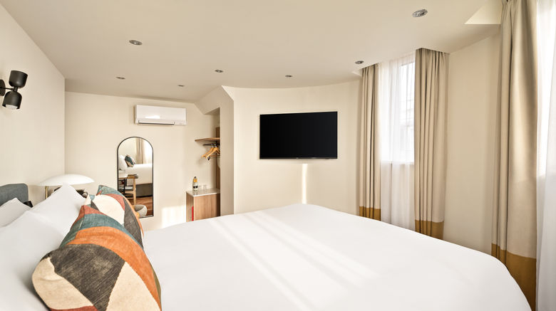 <b>London Bloomsbury Square Hotel Room</b>. Images powered by <a href="https://www.leonardoworldwide.com/" title="Leonardo Worldwide" target="_blank">Leonardo</a>.
