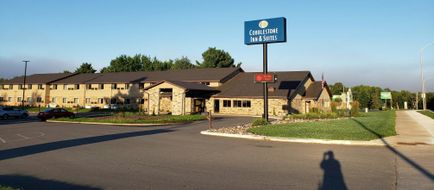 Cobblestone Inn & Suites Exterior