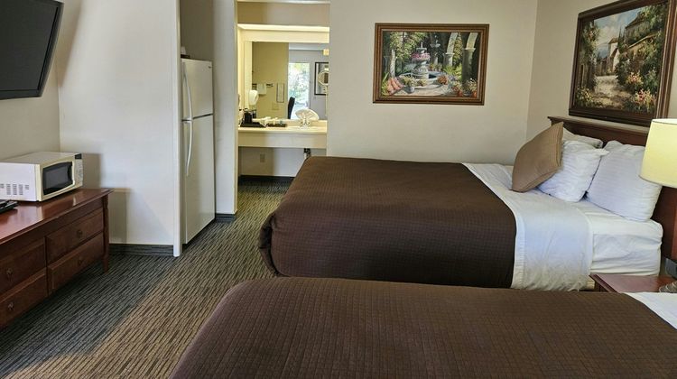 O'Cairns Inn & Suites Room