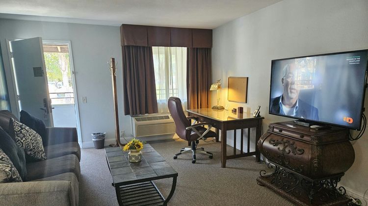 O'Cairns Inn & Suites Room