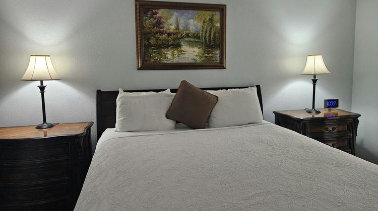 O'Cairns Inn & Suites Room