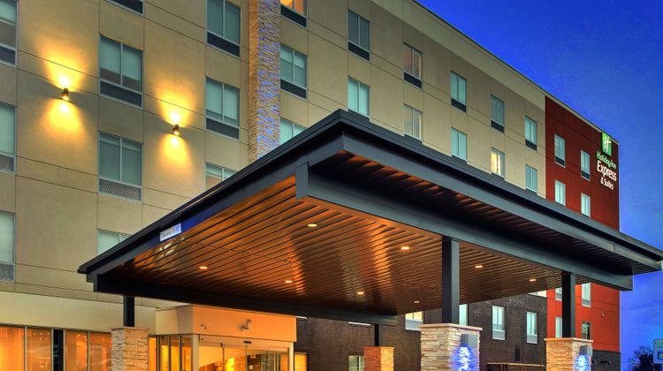 Holiday Inn Express & Suites MetroCenter Exterior