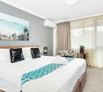 Peninsula Motor Inn Room