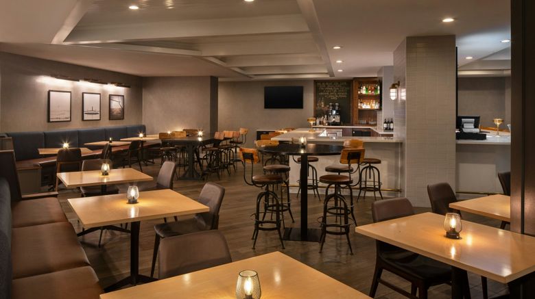 <b>Courtyard Seattle Downtown-Lake Union Restaurant</b>. Images powered by <a href="https://www.leonardoworldwide.com/" title="Leonardo Worldwide" target="_blank">Leonardo</a>.