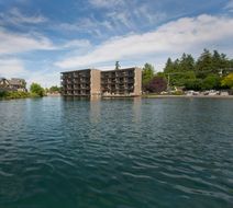 Lakeshore Inn Exterior