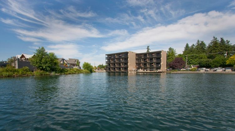 Lakeshore Inn Exterior