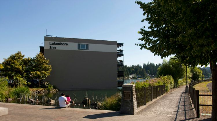 Lakeshore Inn Exterior