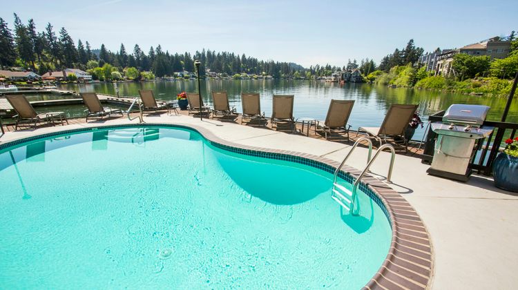 Lakeshore Inn Pool