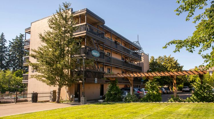 Lakeshore Inn Exterior