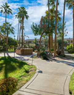 La Fuente Inn & Suites