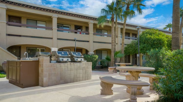 La Fuente Inn & Suites Exterior