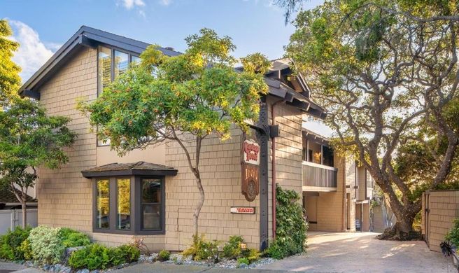 Carriage House Inn Exterior