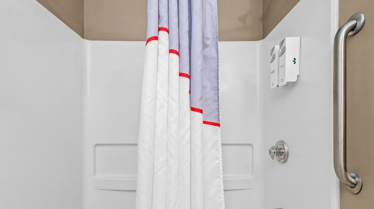 Red Roof Inn Etowah – Athens, TN Room