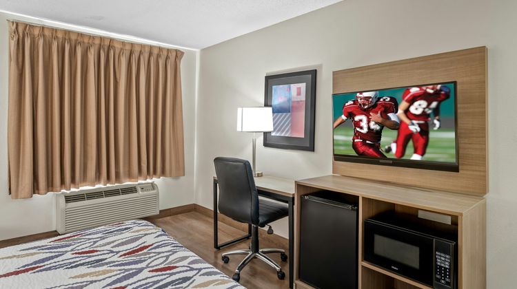 Red Roof Inn Etowah – Athens, TN Room