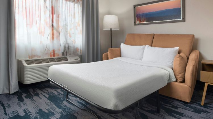 Fairfield Inn/Suites Dallas Park Central Room